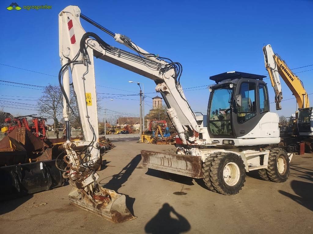 2012 CASE WX125 wheel excavator, side profile view 2012 CASE WX125 wheel excavator, side profile view