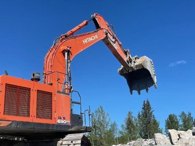 2018 Hitachi Zaxis 690LCR crawler excavator side view
