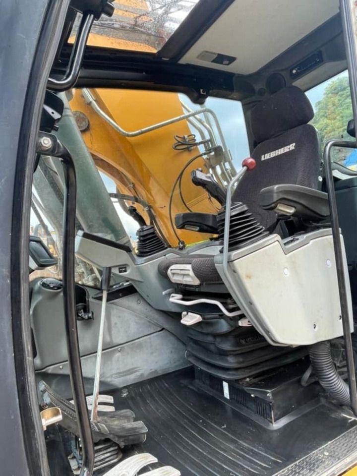 2014 Liebherr R946LC crawler excavator interior cab view