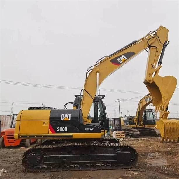 Widok z boku koparki gąsienicowej 2024 Caterpillar 320D