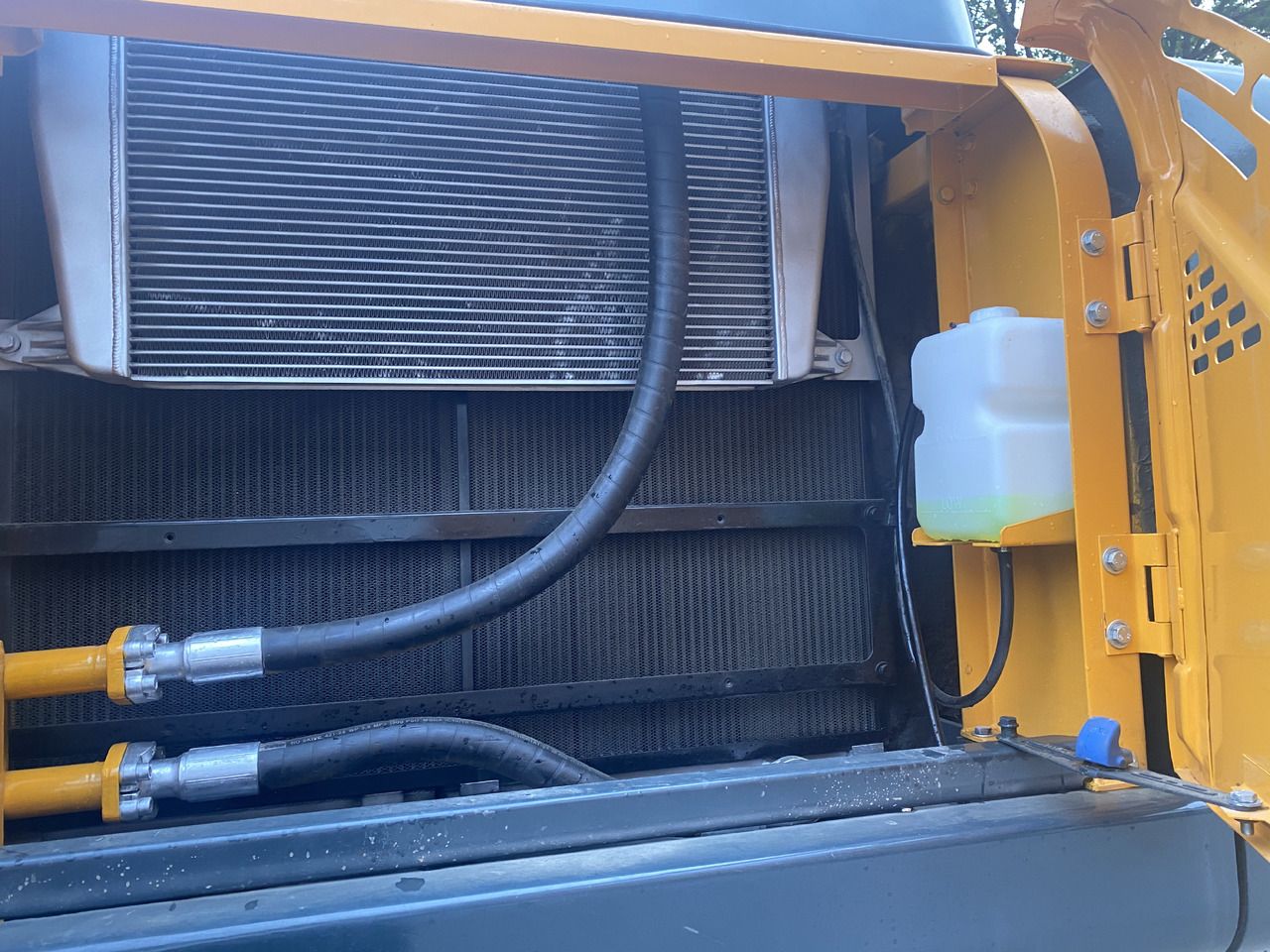 2020 Hyundai R305LC-9T crawler excavator engine compartment view 2020 Hyundai R305LC-9T crawler excavator engine compartment view