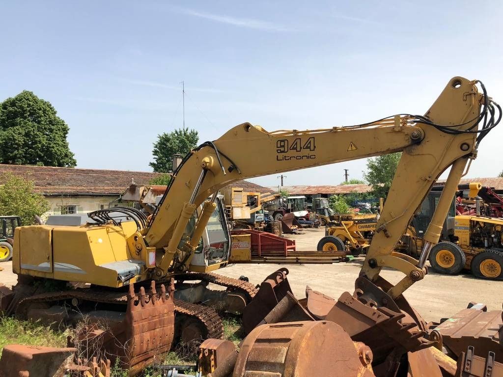 2001 Liebherr R944 Litronic crawler excavator side view 2001 Liebherr R944 Litronic crawler excavator side view