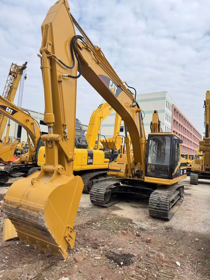 2015 Caterpillar 320B crawler excavator, front three-quarter view 2015 Caterpillar 320B crawler excavator, front three-quarter view