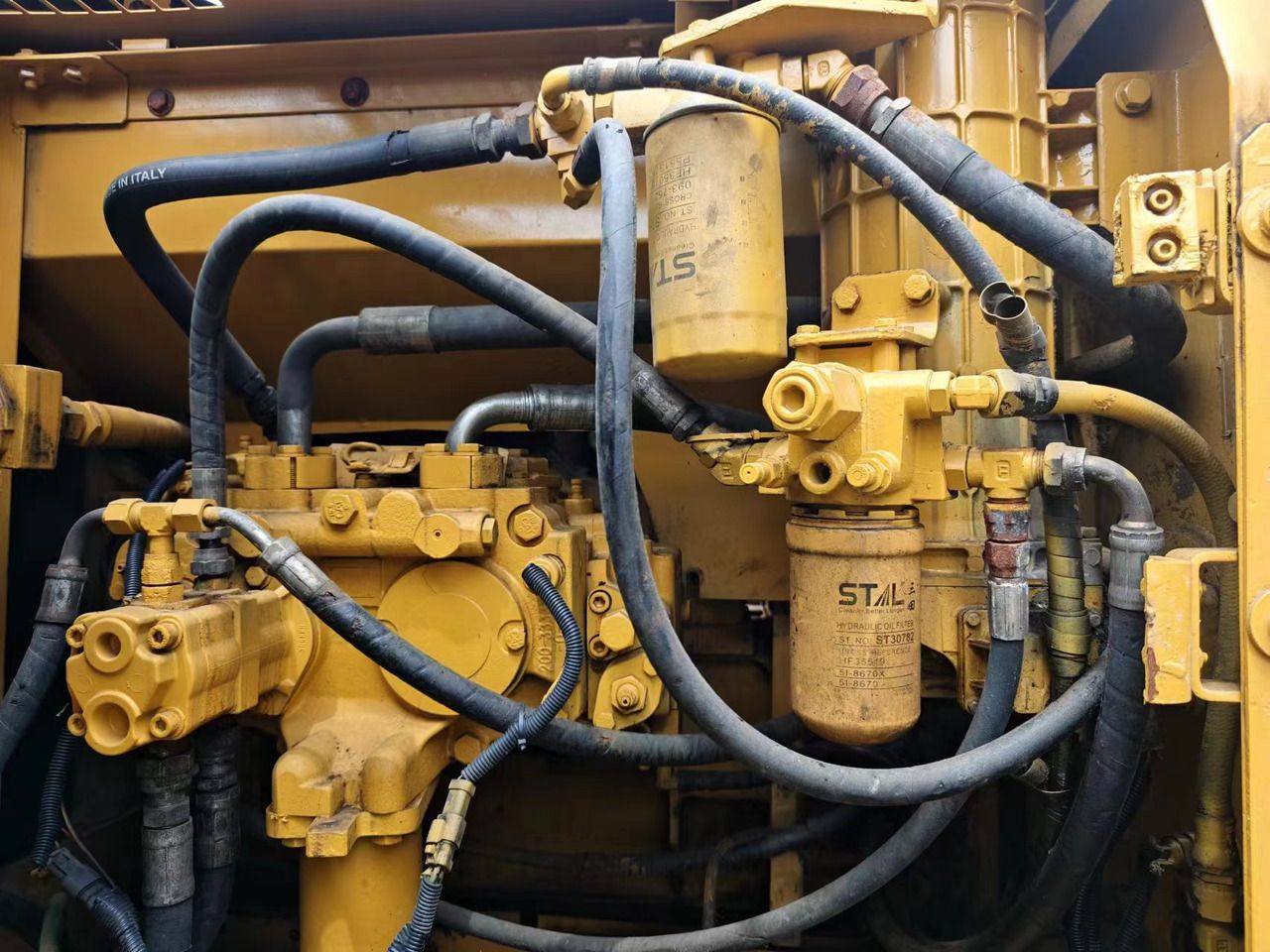 2018 Caterpillar 325C crawler excavator hydraulic system detail 2018 Caterpillar 325C crawler excavator hydraulic system detail
