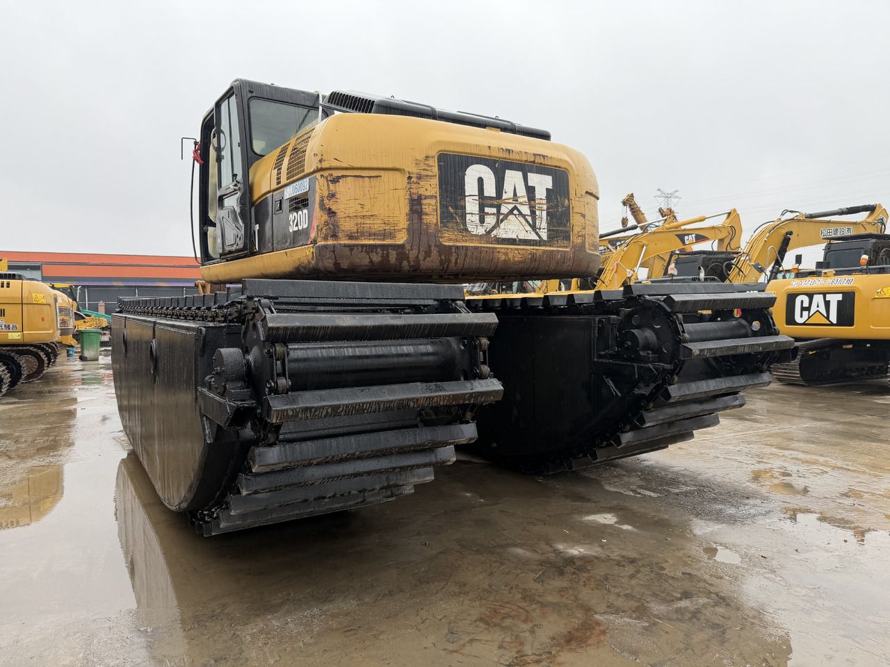 Escavatore anfibio Caterpillar 320D del 2021, vista posteriore tre quarti Escavatore anfibio Caterpillar 320D del 2021, vista posteriore tre quarti