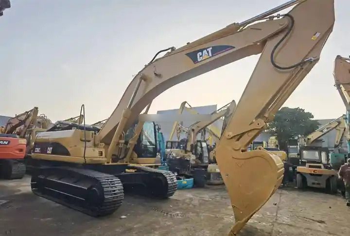 2016 Caterpillar 330C crawler excavator, side view 2016 Caterpillar 330C crawler excavator, side view