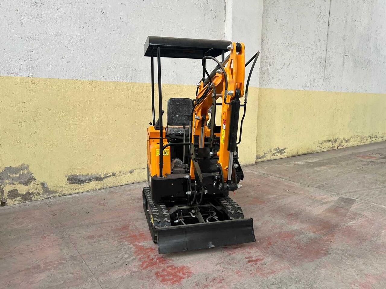Vicsec VC15D mini excavator, front view