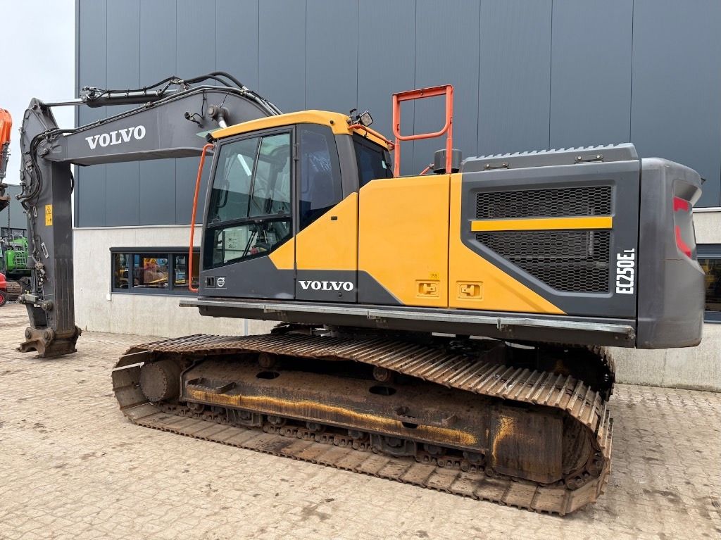 2016 Volvo EC250EL crawler excavator side view 2016 Volvo EC250EL crawler excavator side view