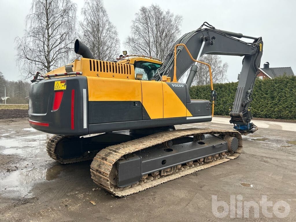 2011 Volvo EC250DL crawler excavator, rear three-quarter view 2011 Volvo EC250DL crawler excavator, rear three-quarter view