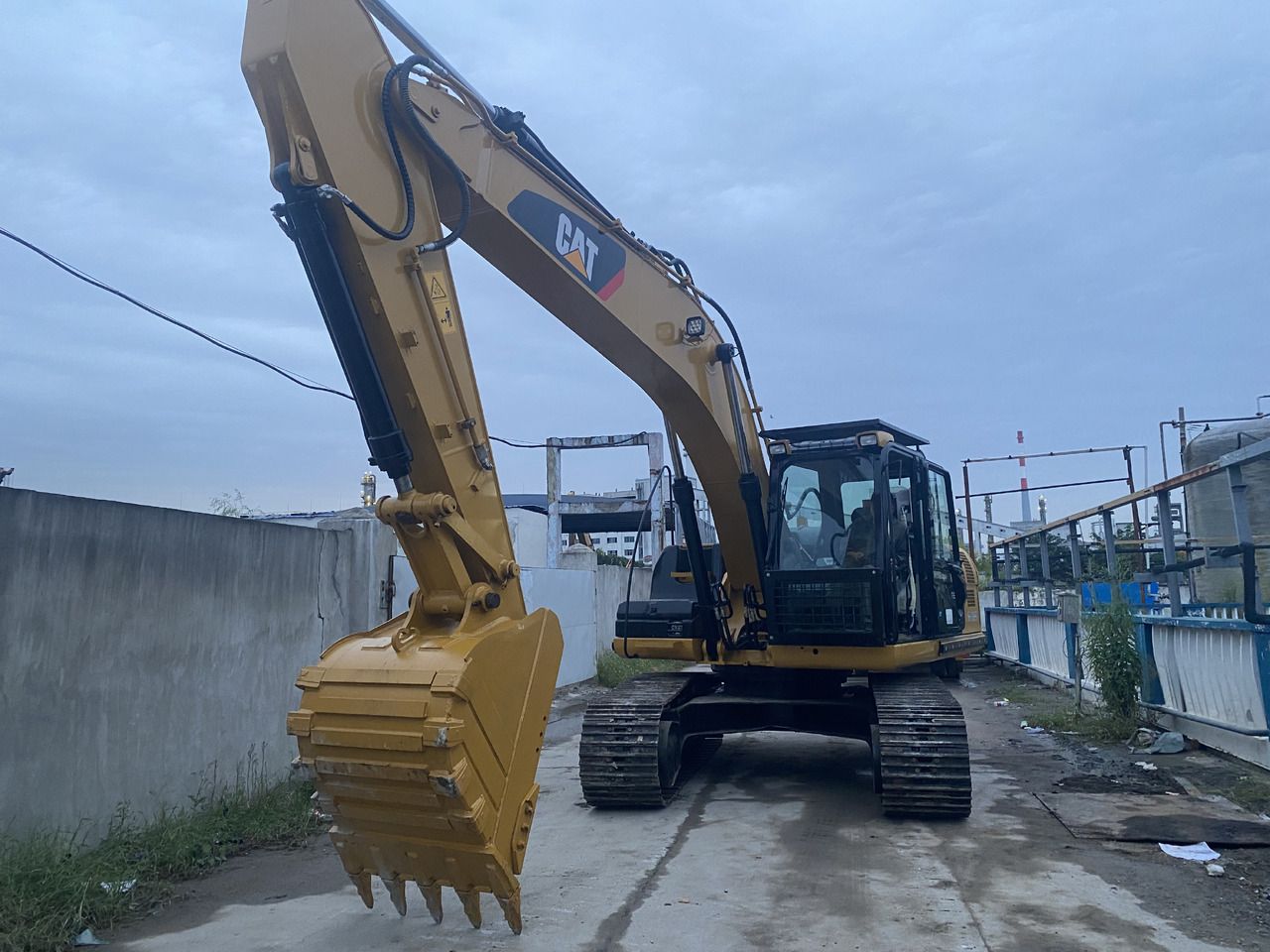 Гусеничний екскаватор 2015 Caterpillar 320D, передній тричвертний вигляд Гусеничний екскаватор 2015 Caterpillar 320D, передній тричвертний вигляд