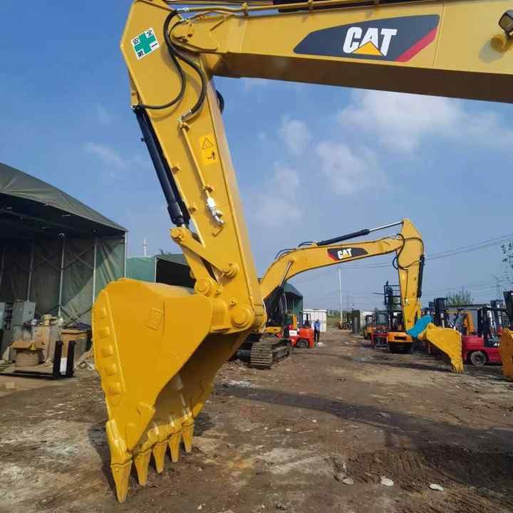 2021 Caterpillar 330D excavator boom and bucket detail 2021 Caterpillar 330D excavator boom and bucket detail