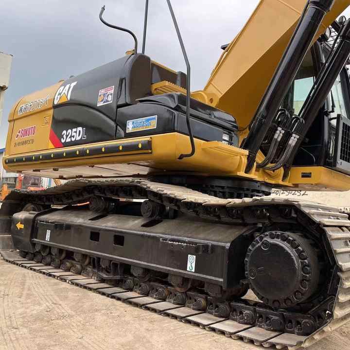 2007 Caterpillar 325DL crawler excavator side view 2007 Caterpillar 325DL crawler excavator side view