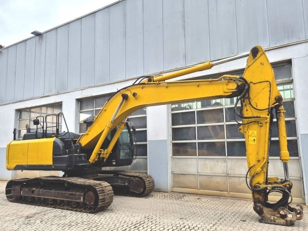 2016 Hitachi ZX250LCN-6 crawler excavator, side profile view 2016 Hitachi ZX250LCN-6 crawler excavator, side profile view