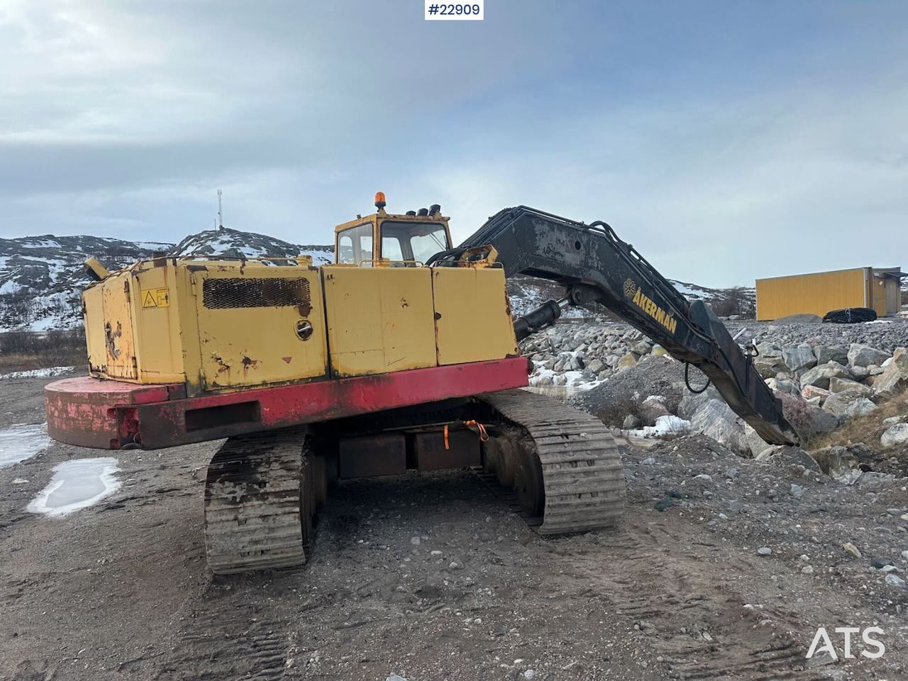 1985 Åkerman H14B crawler excavator, rear three-quarter view
