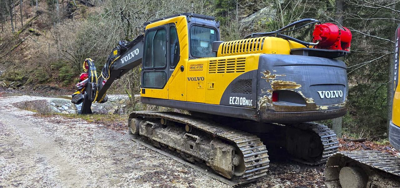 2005 Volvo EC210BNLC crawler excavator, rear three-quarter view 2005 Volvo EC210BNLC crawler excavator, rear three-quarter view