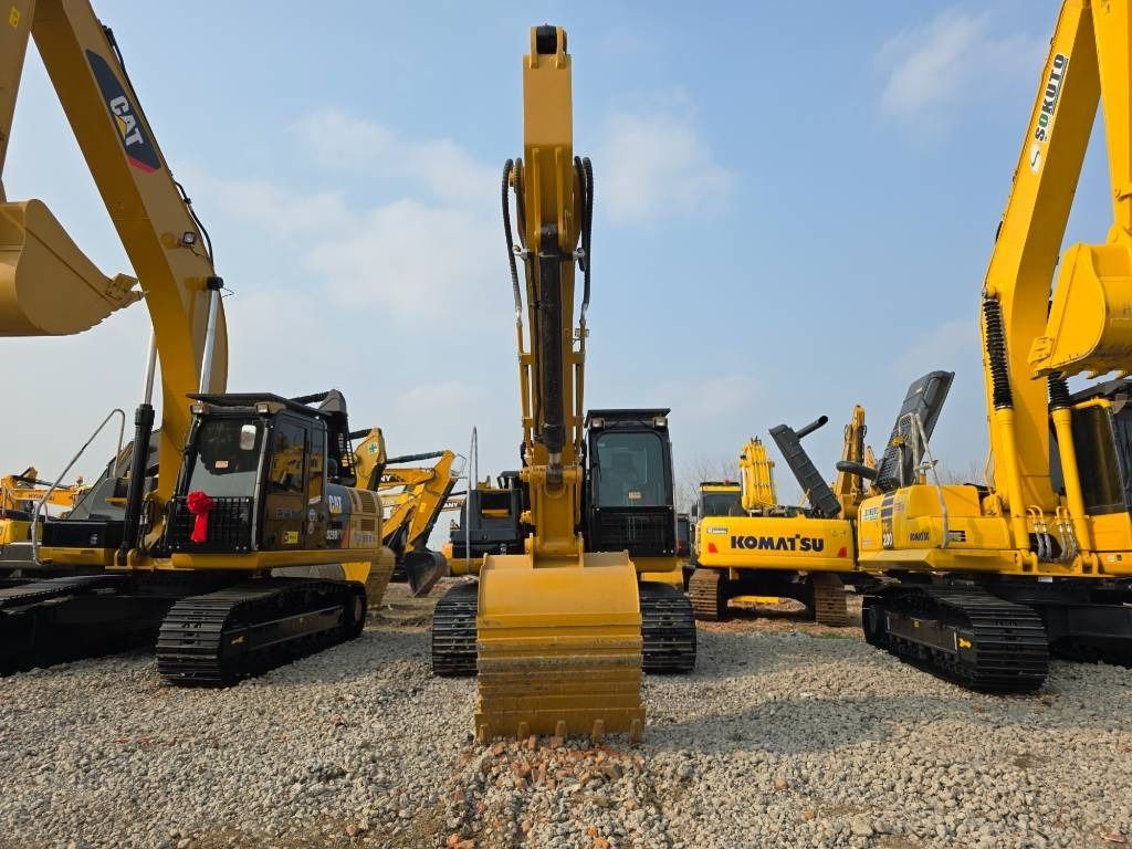 Escavatore cingolato Caterpillar 320D del 2024, vista frontale