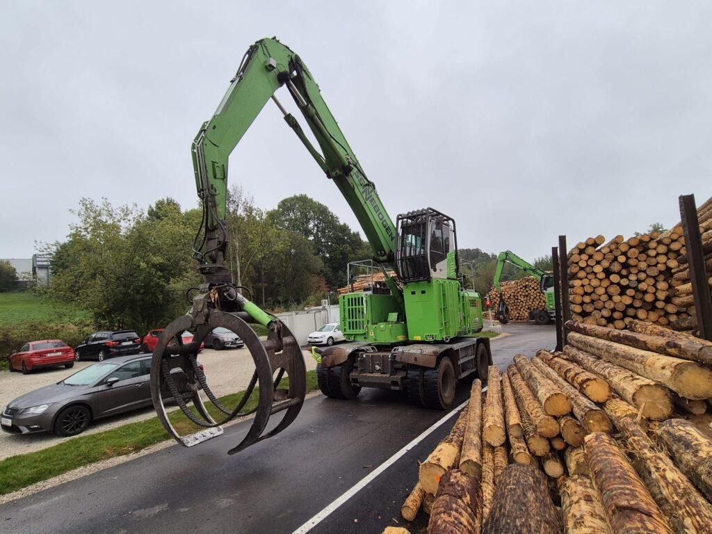 2022 Sennebogen 735M GED material handler, front three-quarter view 2022 Sennebogen 735M GED material handler, front three-quarter view