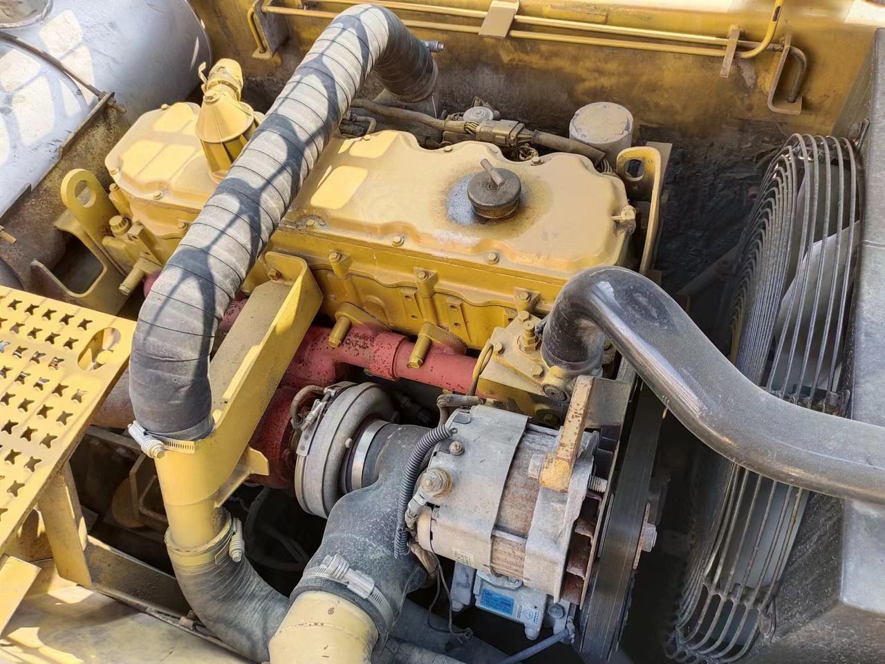 2018 Caterpillar 325CL crawler excavator engine compartment view 2018 Caterpillar 325CL crawler excavator engine compartment view