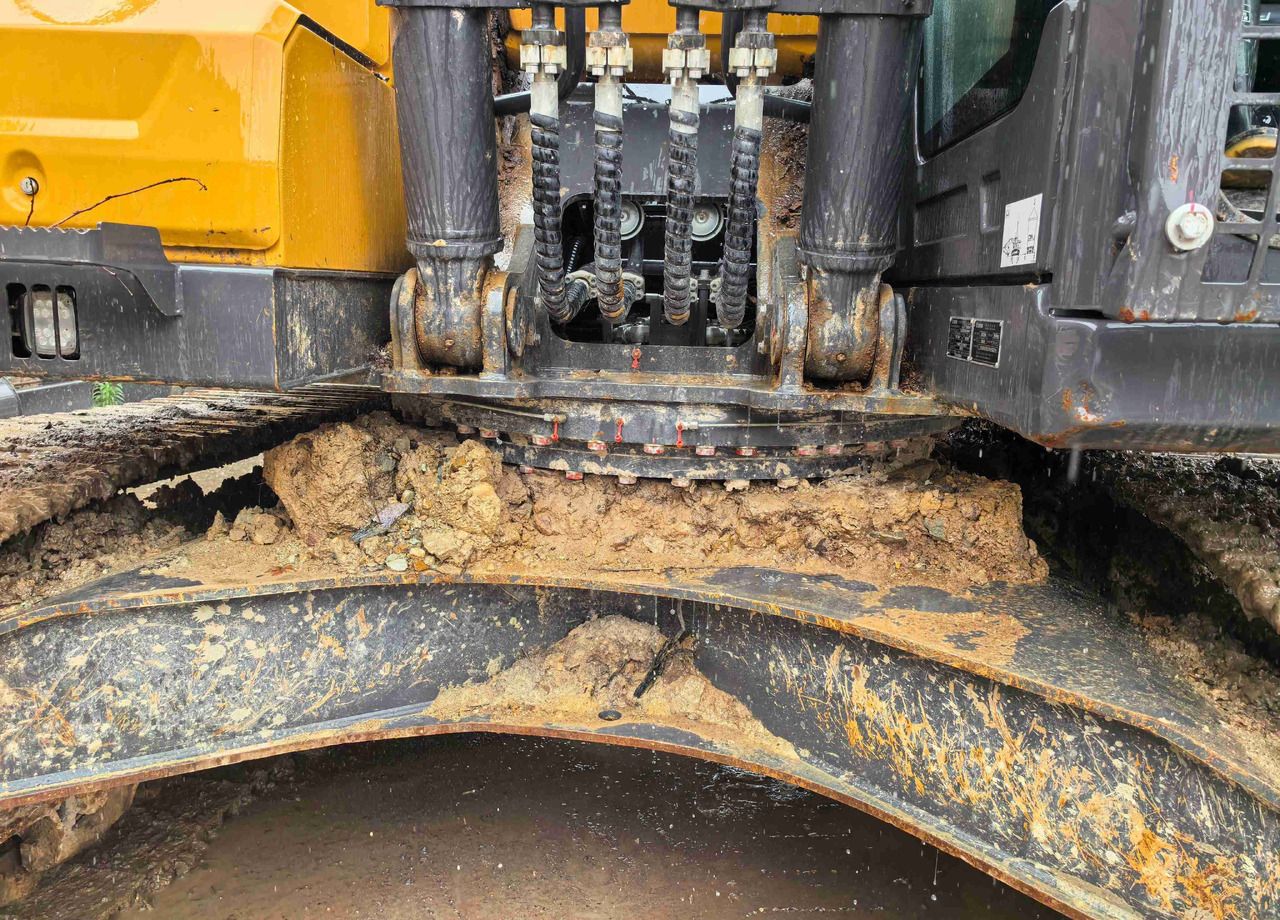 2024 XCMG XE270GK crawler excavator swing bearing and hydraulic detail 2024 XCMG XE270GK crawler excavator swing bearing and hydraulic detail