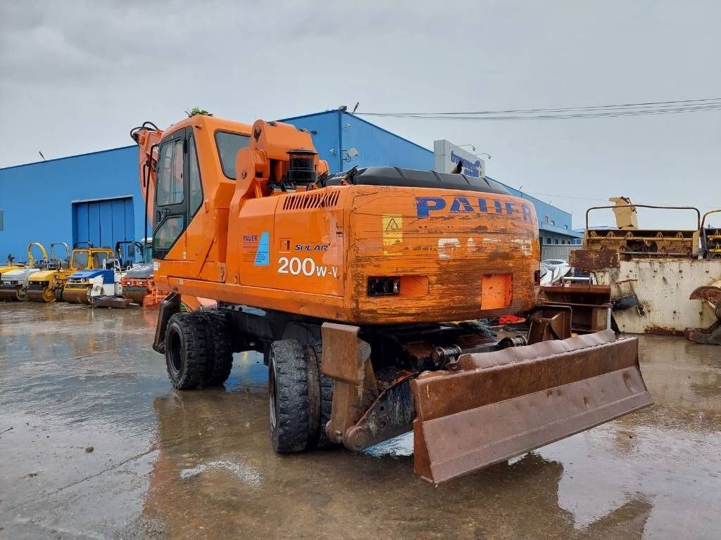 2002 Daewoo Solar 200W-V material handler, rear three-quarter view 2002 Daewoo Solar 200W-V material handler, rear three-quarter view