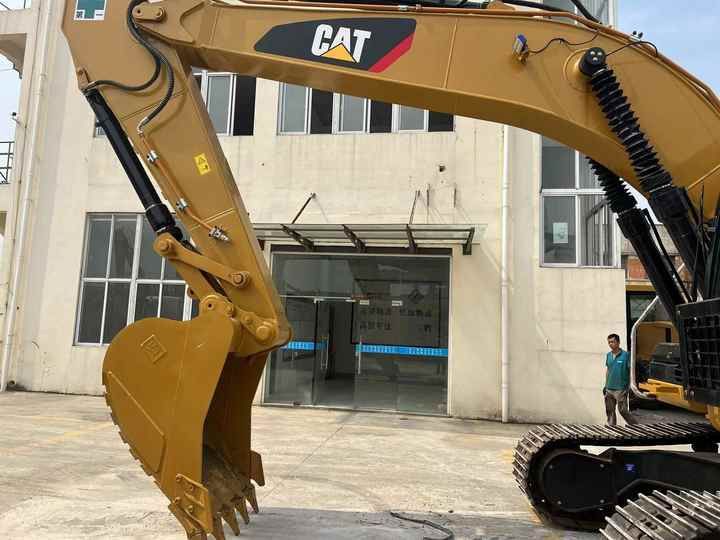 2000 Caterpillar 330D crawler excavator boom and bucket view 2000 Caterpillar 330D crawler excavator boom and bucket view