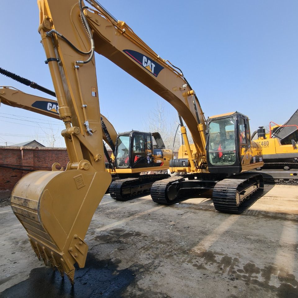 2023 Caterpillar 320CL koparka gąsienicowa, widok z przodu z boku