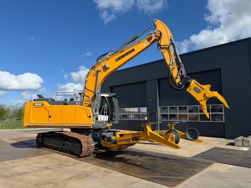 2020 Liebherr R922LC material handler, side view 2020 Liebherr R922LC material handler, side view