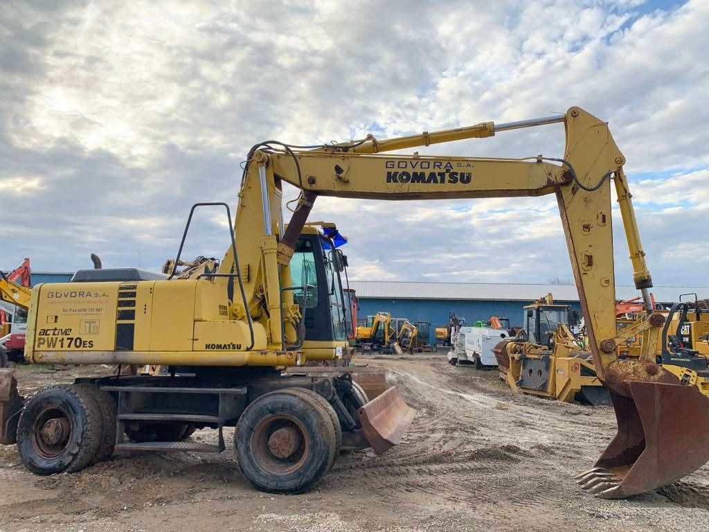 1998 Komatsu PW170ES wheel excavator side view 1998 Komatsu PW170ES wheel excavator side view