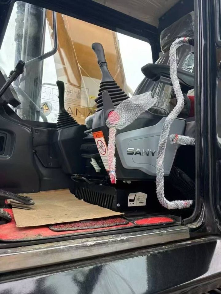 2025 Sany SY365H crawler excavator interior view 2025 Sany SY365H crawler excavator interior view