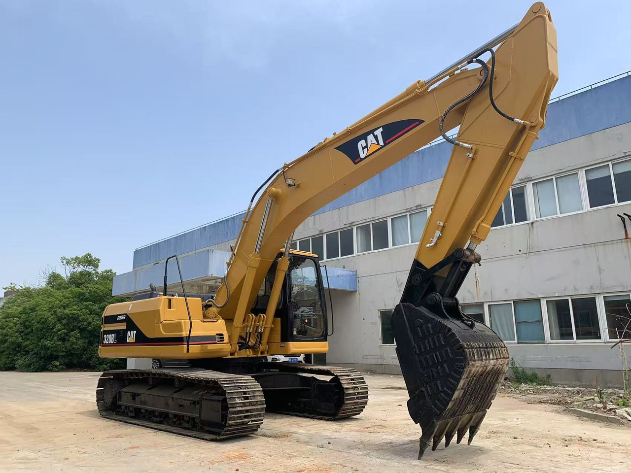 2015 Caterpillar 320BL crawler excavator, side profile view 2015 Caterpillar 320BL crawler excavator, side profile view