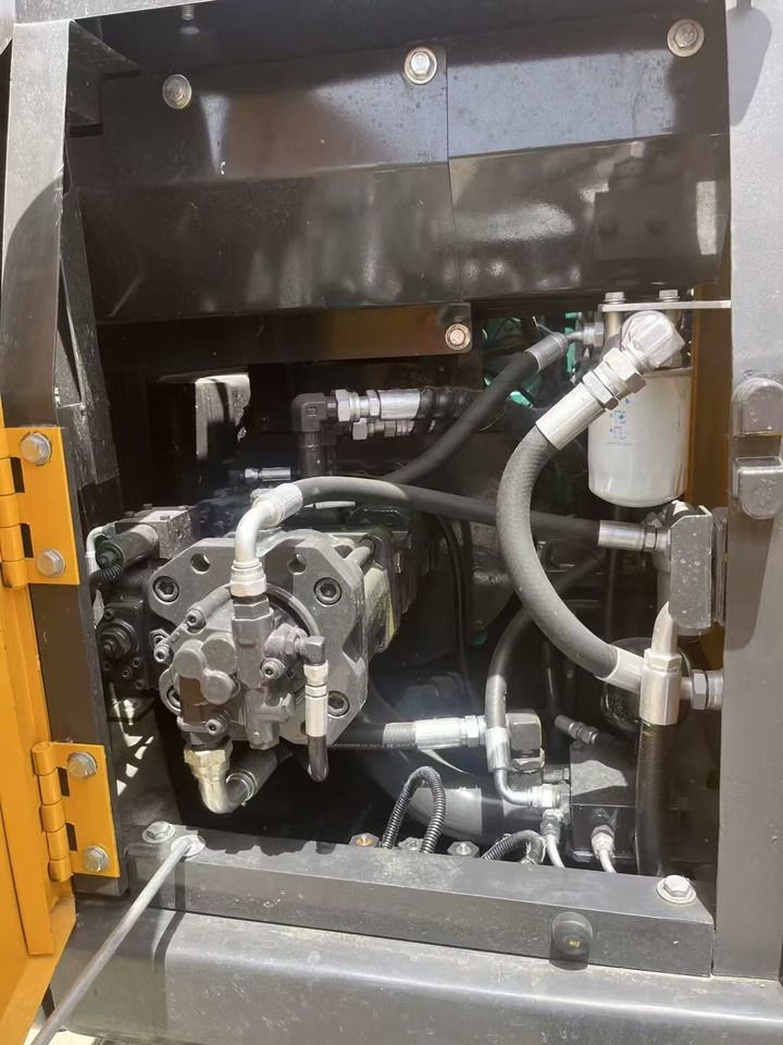 2022 Volvo EC140 crawler excavator hydraulic pump compartment 2022 Volvo EC140 crawler excavator hydraulic pump compartment