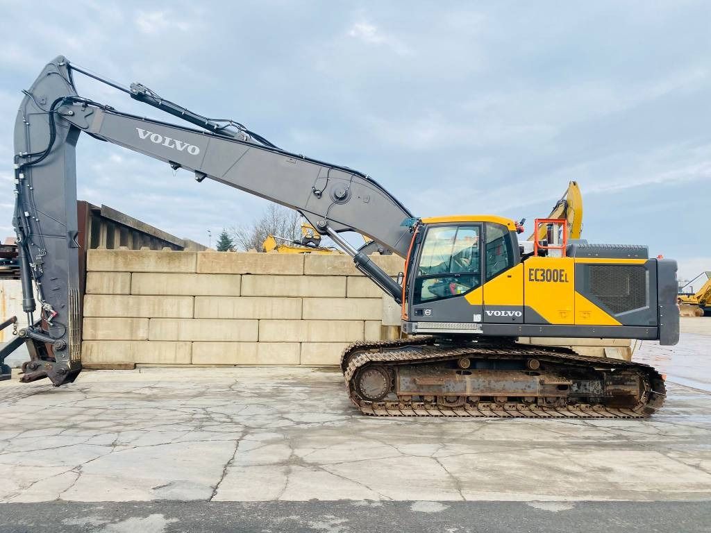 2021 Volvo EC300EL crawler excavator side view 2021 Volvo EC300EL crawler excavator side view