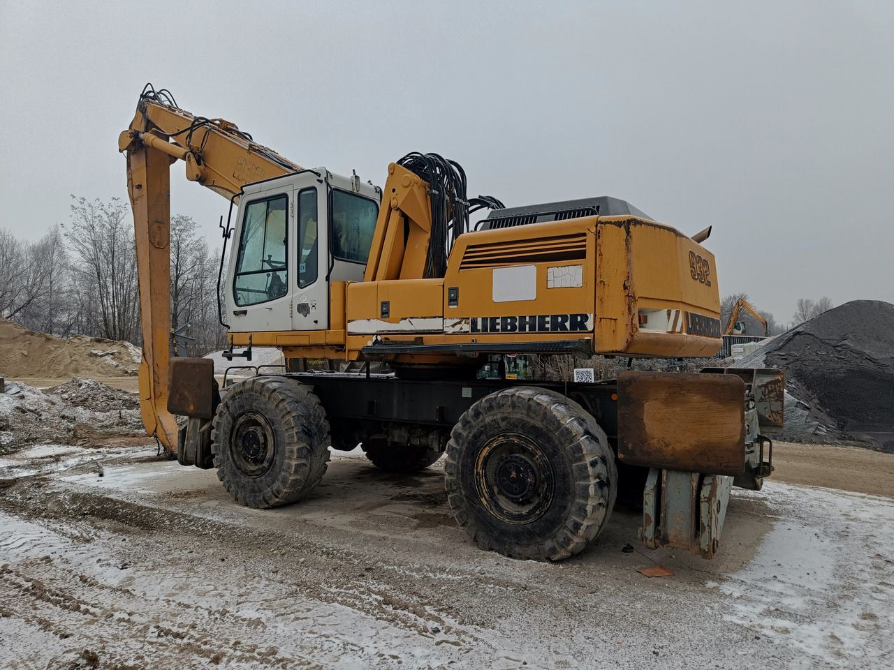 2000 Liebherr A 932 LITRONIC material handler, side view 2000 Liebherr A 932 LITRONIC material handler, side view