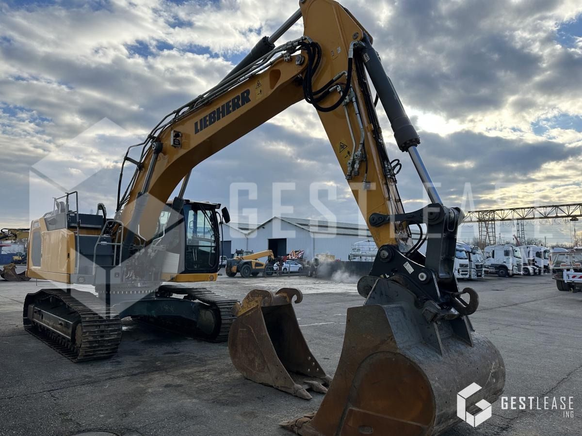 2020 Liebherr R930 LC G8 crawler excavator, side view 2020 Liebherr R930 LC G8 crawler excavator, side view