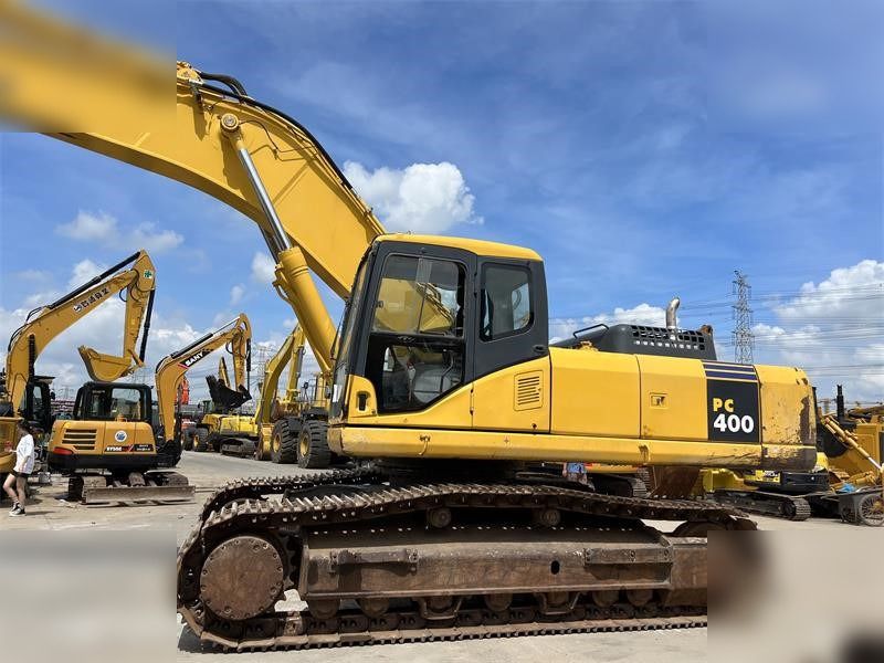2016 Komatsu PC400 crawler excavator, side view 2016 Komatsu PC400 crawler excavator, side view