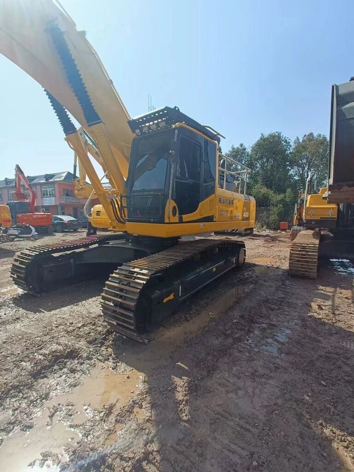 2016 Komatsu PC400 crawler excavator, front three-quarter view 2016 Komatsu PC400 crawler excavator, front three-quarter view
