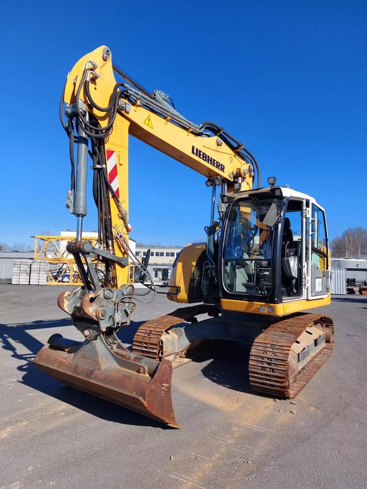 2015 Liebherr R914COMPACT crawler excavator, front three-quarter view