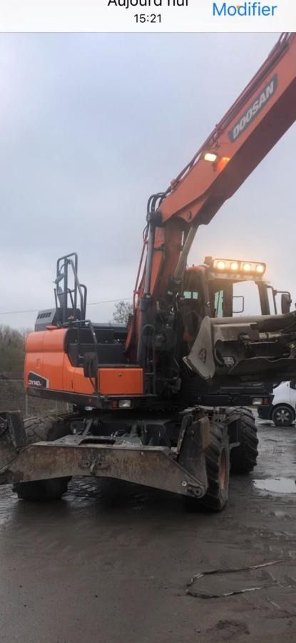 2019 Doosan DX140W-5 wheel excavator, front three-quarter view 2019 Doosan DX140W-5 wheel excavator, front three-quarter view