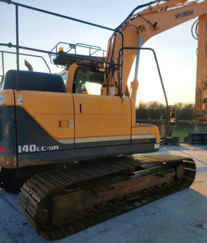 2016 Hyundai R140LC-9A crawler excavator side view 2016 Hyundai R140LC-9A crawler excavator side view