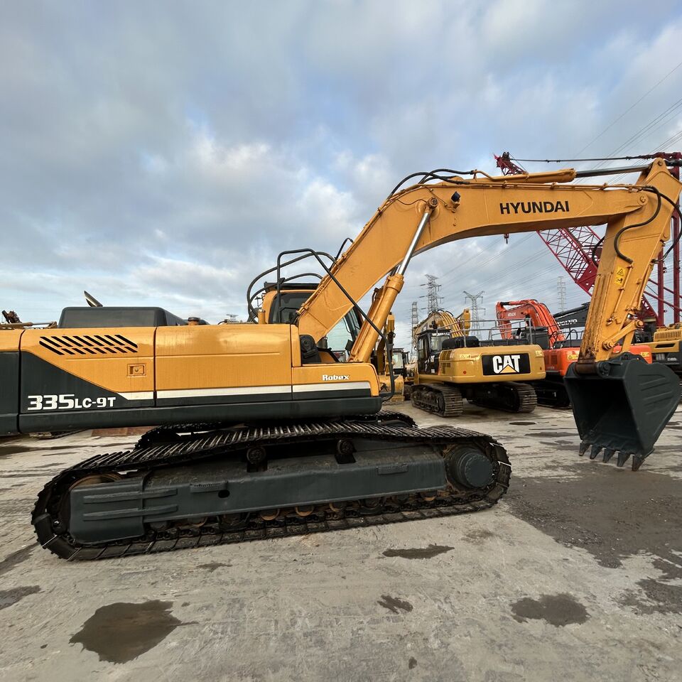 2021 Hyundai R335LC-9T crawler excavator, side view 2021 Hyundai R335LC-9T crawler excavator, side view
