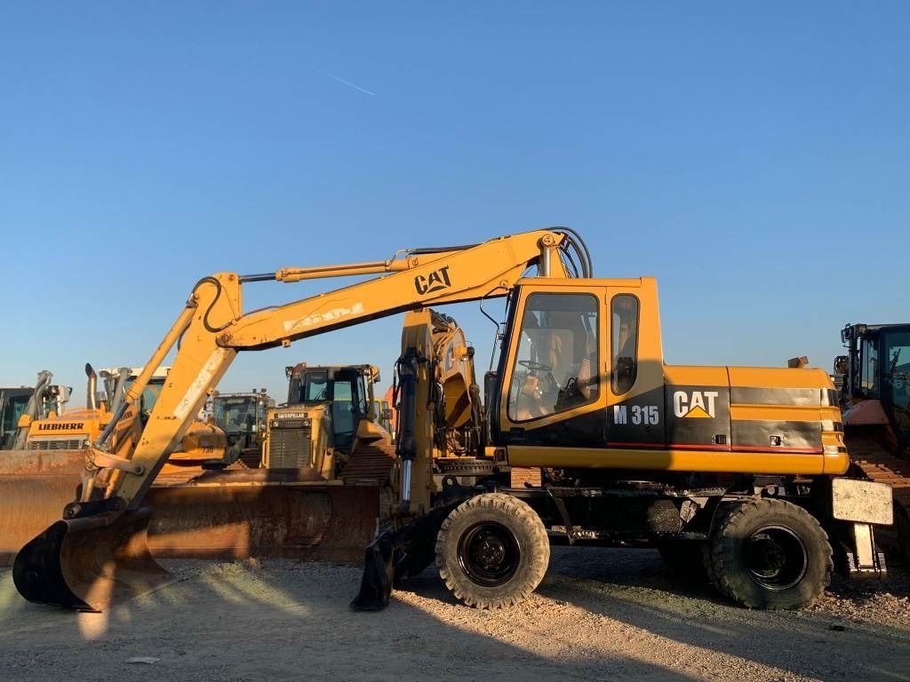 2000 Caterpillar M315 wheel excavator, side view 2000 Caterpillar M315 wheel excavator, side view