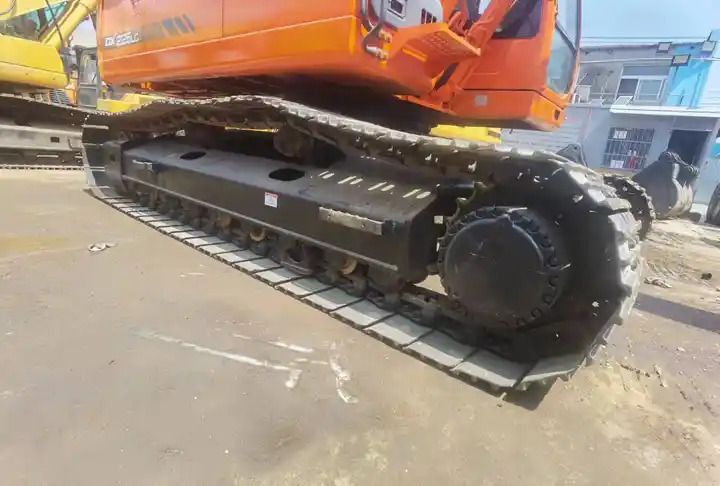 2021 Doosan DX225LC crawler excavator side view of tracks 2021 Doosan DX225LC crawler excavator side view of tracks
