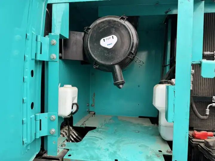 2016 Kobelco SK200/SK210 excavator engine compartment view 2016 Kobelco SK200/SK210 excavator engine compartment view