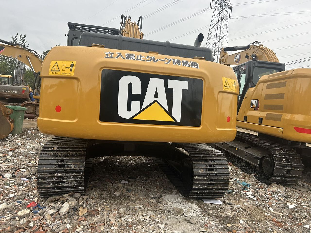 Escavatore cingolato Caterpillar 320D del 2023, vista posteriore