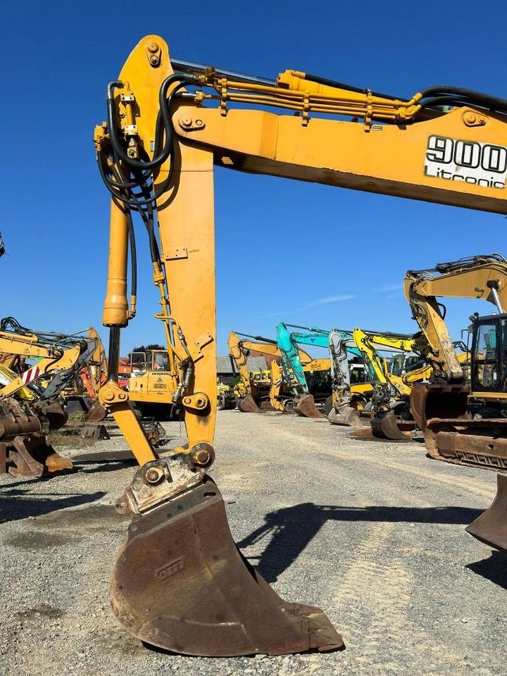 2005 Liebherr A900B Litronic wheel excavator boom and bucket view 2005 Liebherr A900B Litronic wheel excavator boom and bucket view