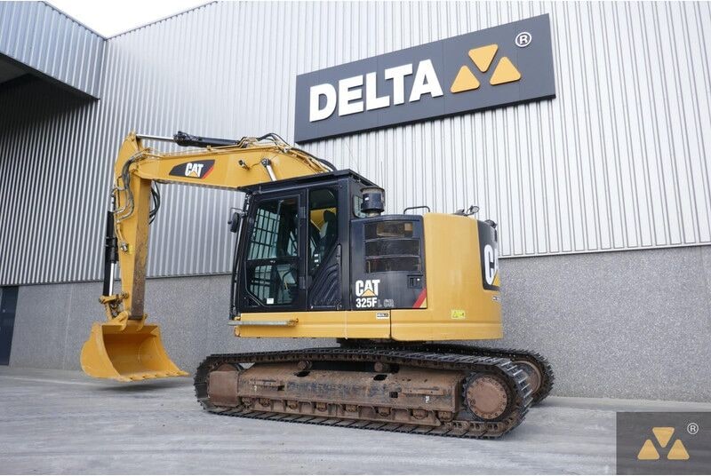 2016 Caterpillar 325FL CR crawler excavator, side view 2016 Caterpillar 325FL CR crawler excavator, side view