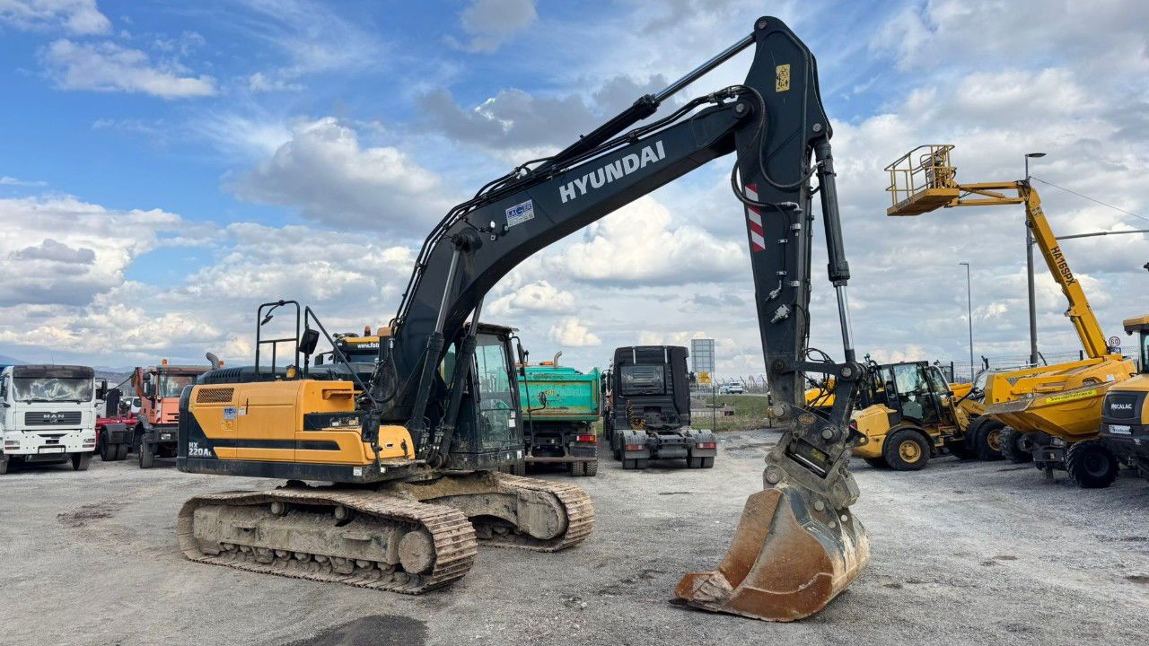 2023 Hyundai HX220AL crawler excavator, side view 2023 Hyundai HX220AL crawler excavator, side view