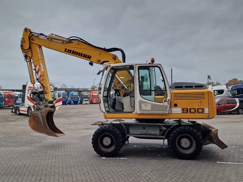 2009 Liebherr A900C wheel excavator side view