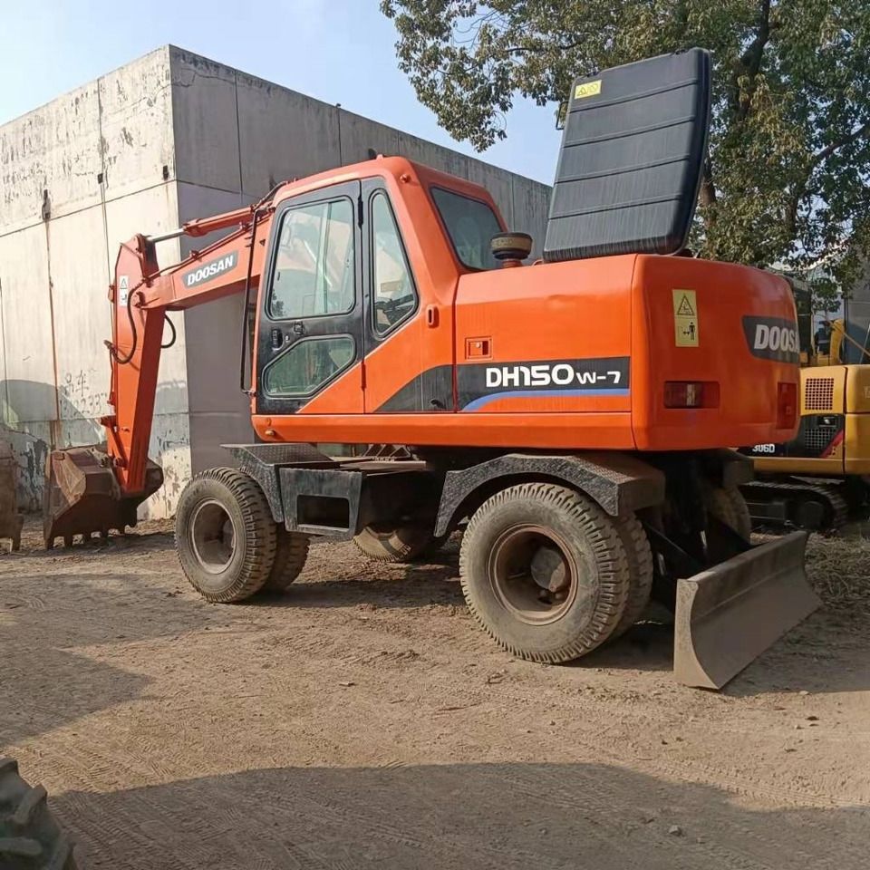 2020 Doosan DH150W-7 wheel excavator, rear three-quarter view 2020 Doosan DH150W-7 wheel excavator, rear three-quarter view