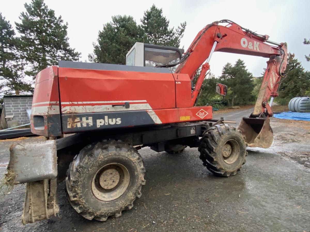 1995 O&K MH 4PLUS wheel excavator, side view 1995 O&K MH 4PLUS wheel excavator, side view